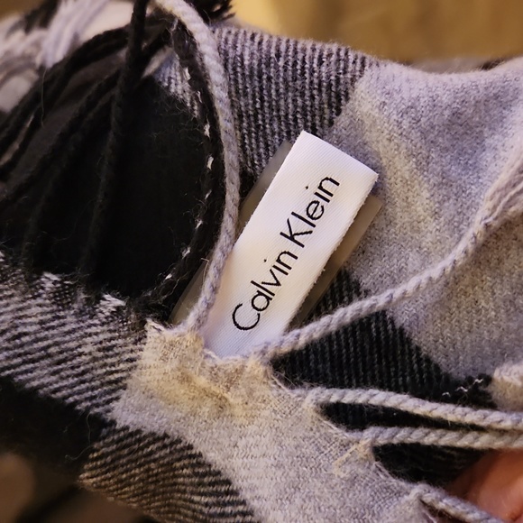 Calvin Klein scarf - Picture 2 of 5
